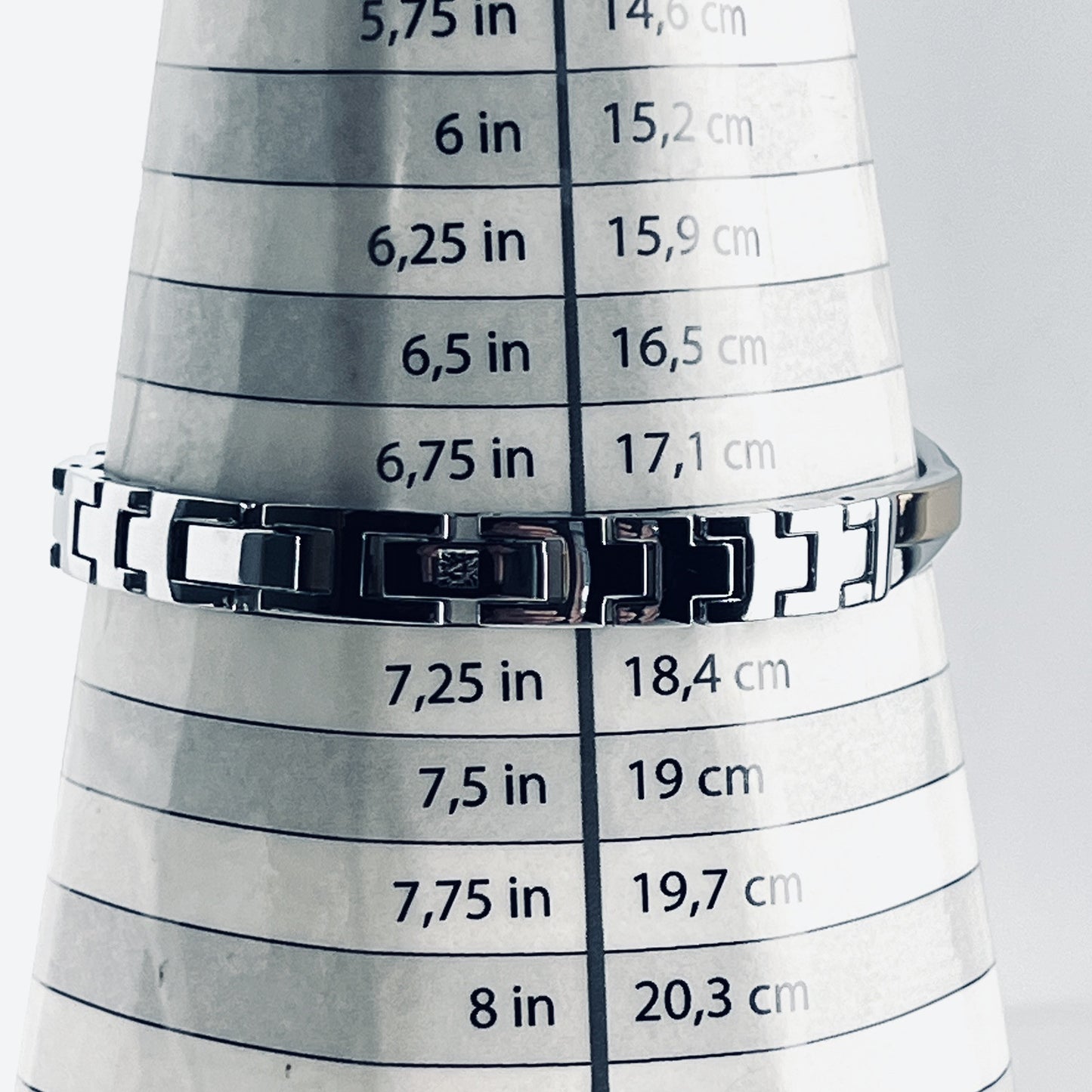 5561093