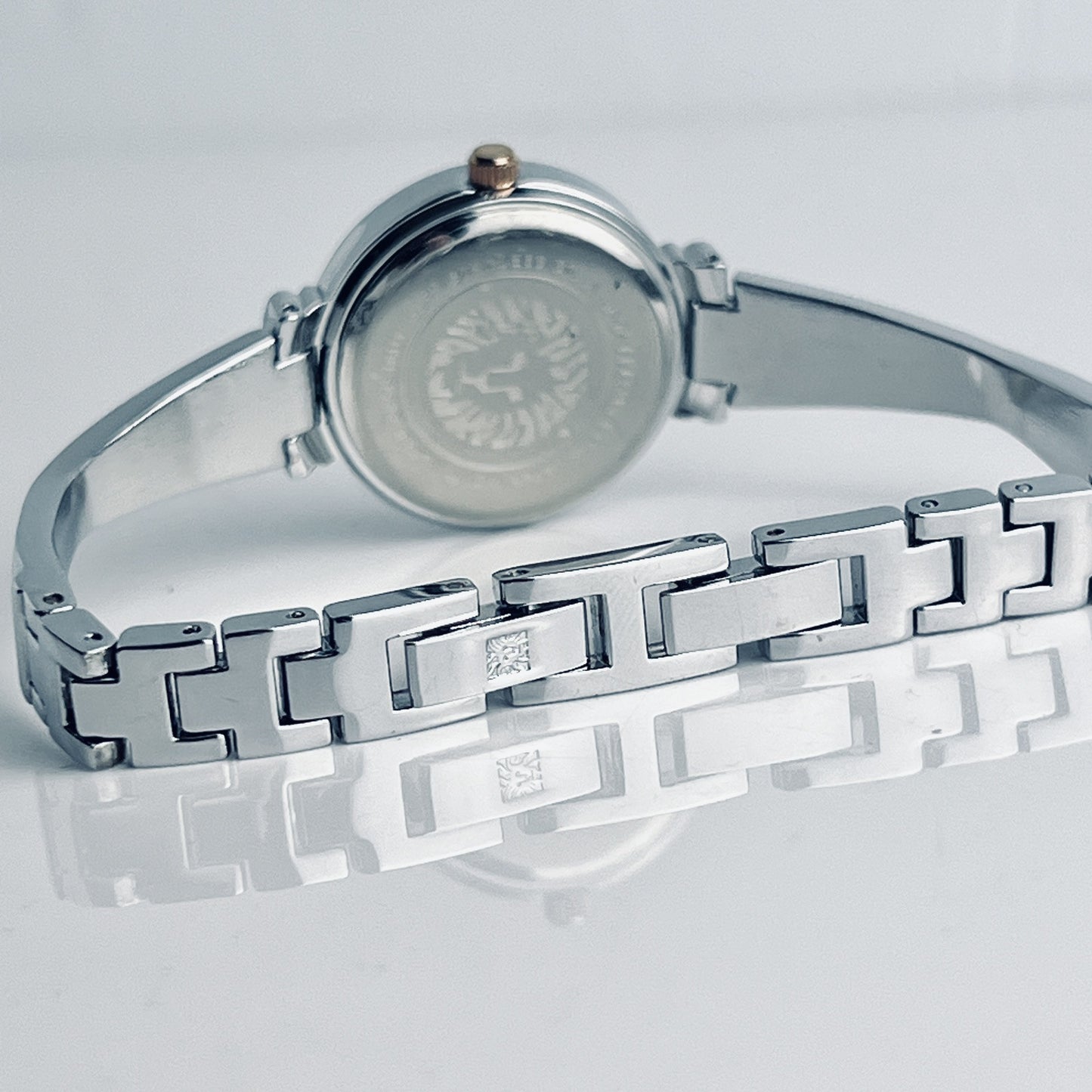 5561093
